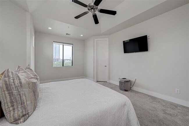Building Photo - 2301 Camden Dr