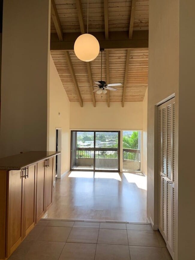Building Photo - Quiet Mountain View Unit $2,900 2bd, 2ba, ...