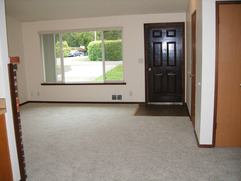 Livingroom - 2133 NW Mulholland Blvd