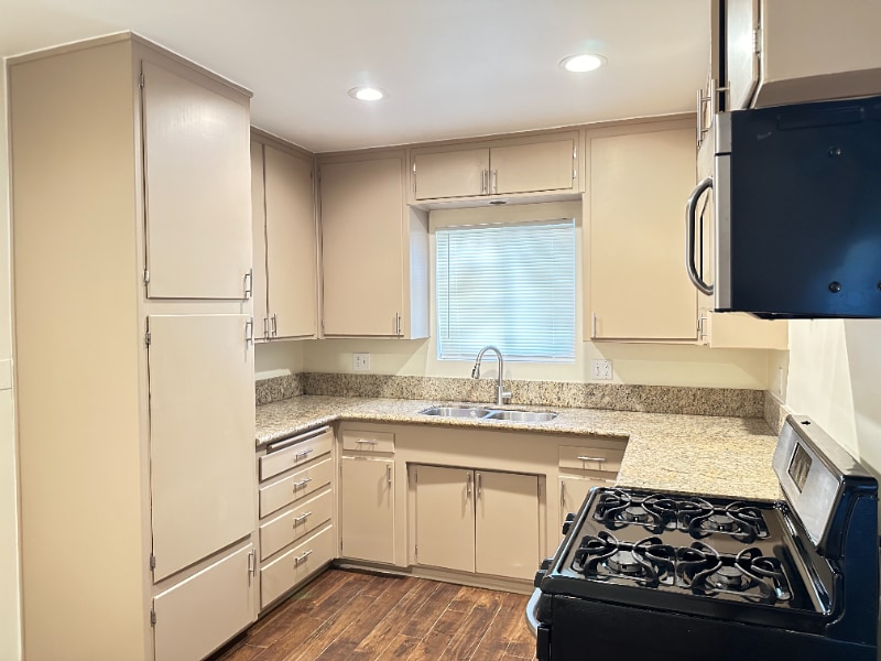 Building Photo - 407 W 6th St