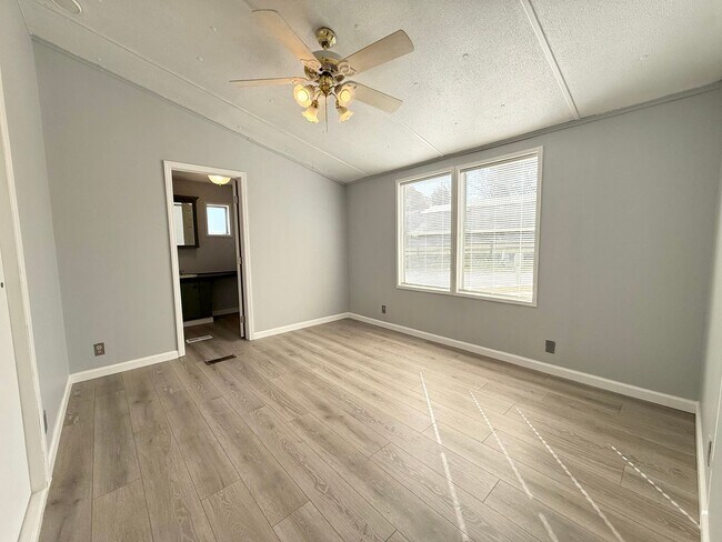 Building Photo - 914 Davenport Rd