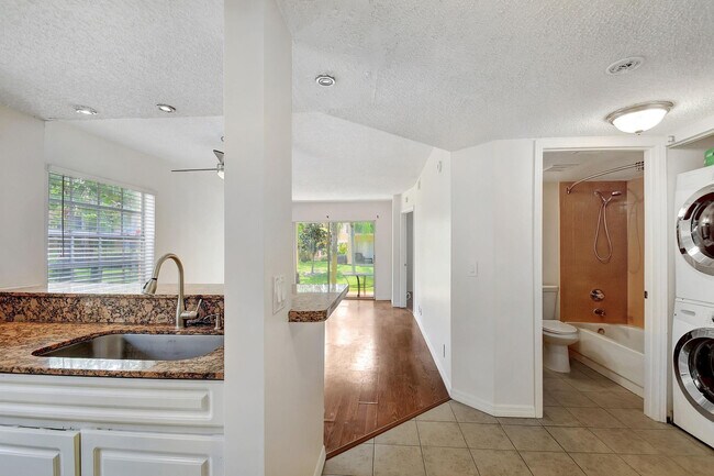 Building Photo - 1110 Lake Shore Dr