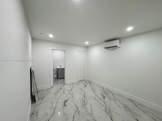 Building Photo - 11000 SW 47th Terrace