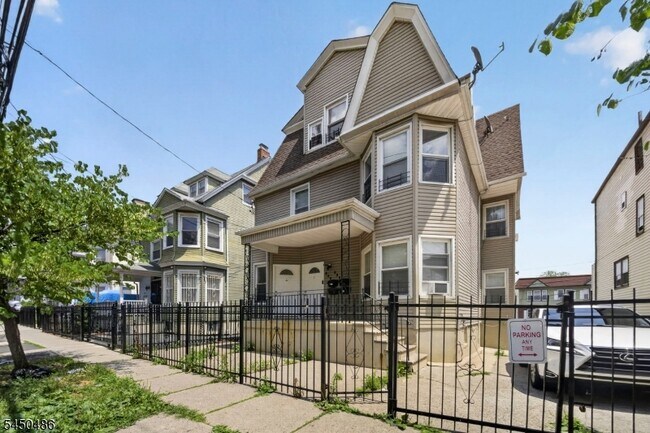 Building Photo - 467 Summer Ave