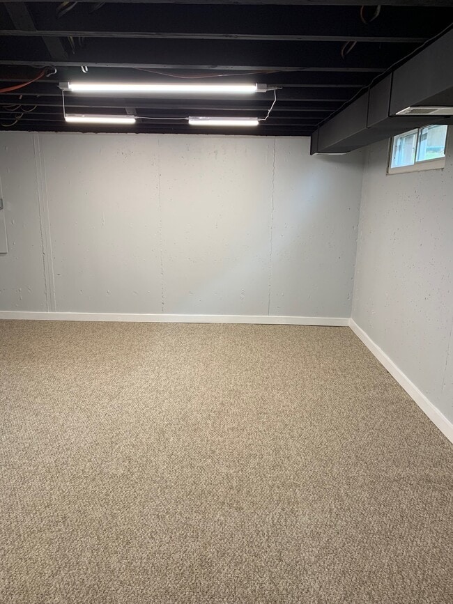 Building Photo - 1704 N Hills Dr