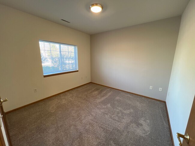 Building Photo - Large 2 Bedroom, 2 Bath apartment with 2 c...