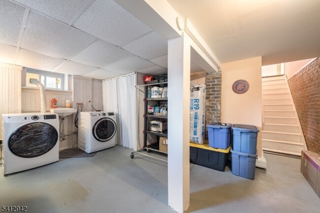 Building Photo - 30 Sussex Ave