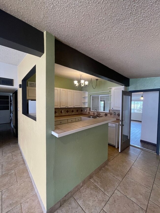 Building Photo - Beautifully Updated 3 Bedroom/2 Bathroom H...