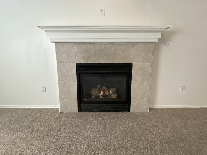 Cozy Gas Fireplace - 12733 SE 23rd Avenue