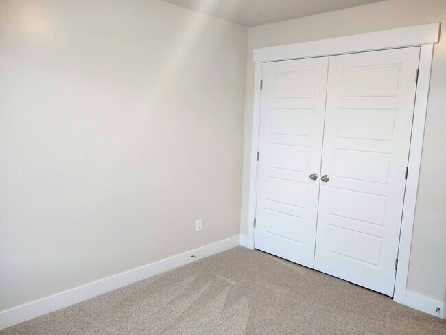 Building Photo - Bluffdale Townhouse Rental in Bringhurst S...