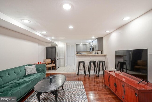 Building Photo - 522 Montrose St