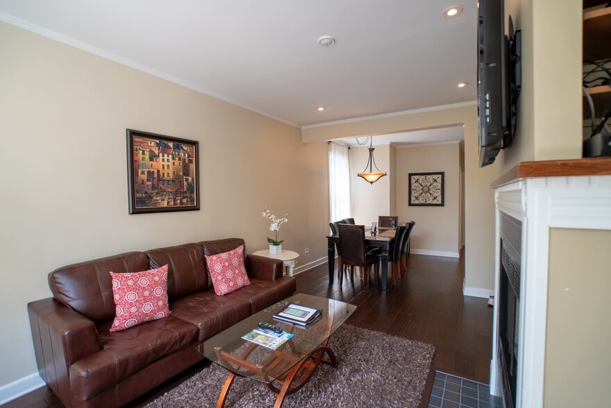 Building Photo - 3238 N Hoyne Ave