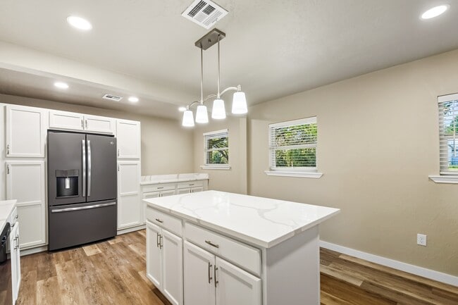 Building Photo - 243 Orchard St