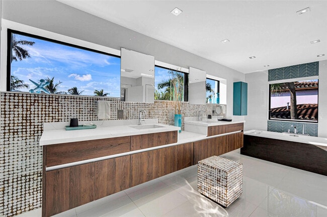 Building Photo - 1430 S Ocean Dr