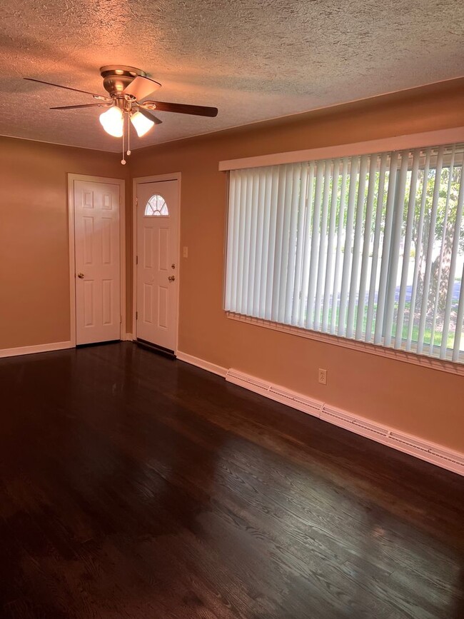 Building Photo - 926 N Ward Ave