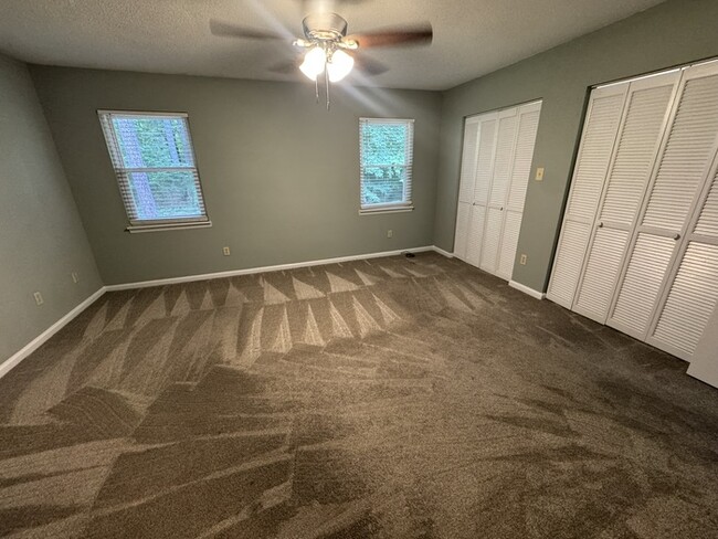 Building Photo - Beautiful 2 Bedroom 1.5 Bath Town Home! Ne...