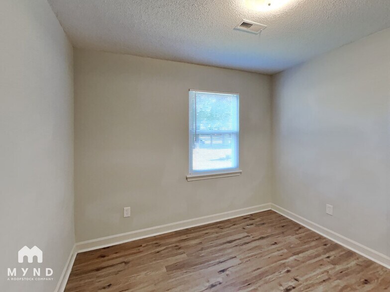 Building Photo - 2241 Thornfield Rd