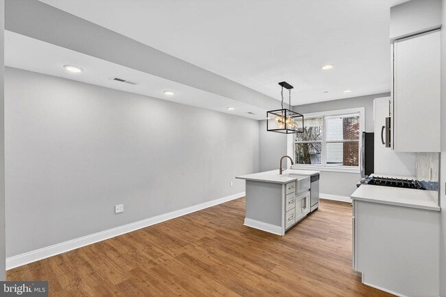 Building Photo - 2528 E Albert St