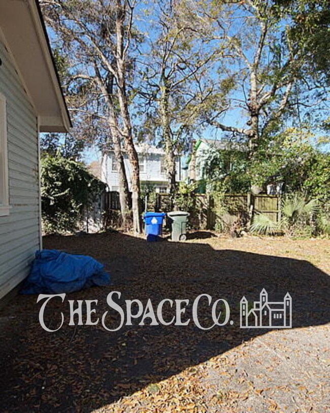 Building Photo - Charming 2-Bedroom Retreat in Vibrant Charleston  Perfect for Cozy Living!