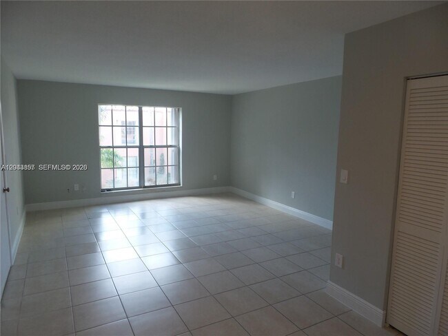 Building Photo - 10794 N Kendall Dr