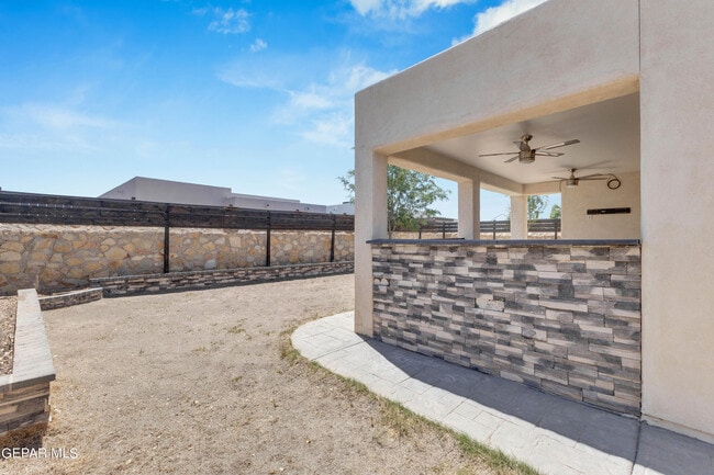 Building Photo - 1044 Gaitan St