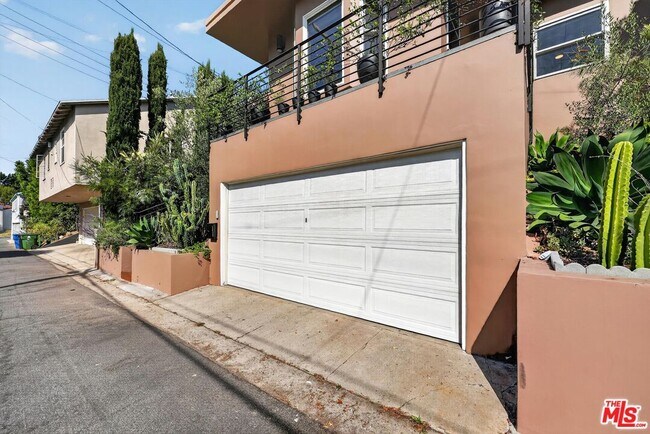 Building Photo - 1515 Rendall Pl