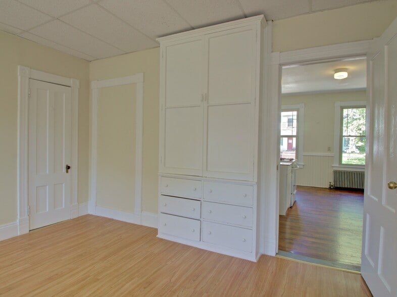 Building Photo - 324 Valley St