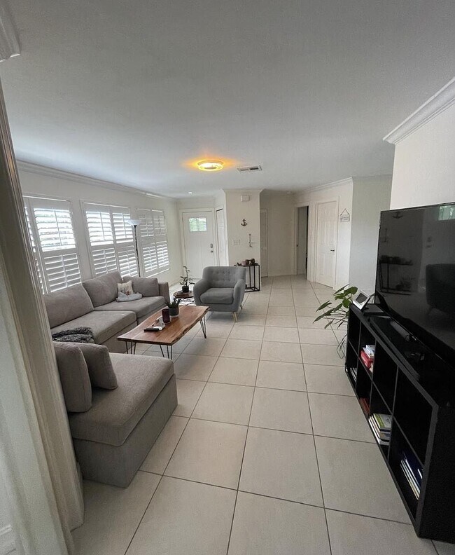 Building Photo - 1337 Center Ln