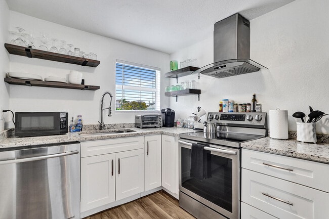 Building Photo - 311 SE 3rd Ave