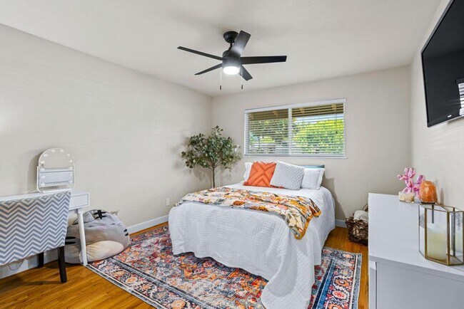 Building Photo - Stunning home located is sought after Northgate!