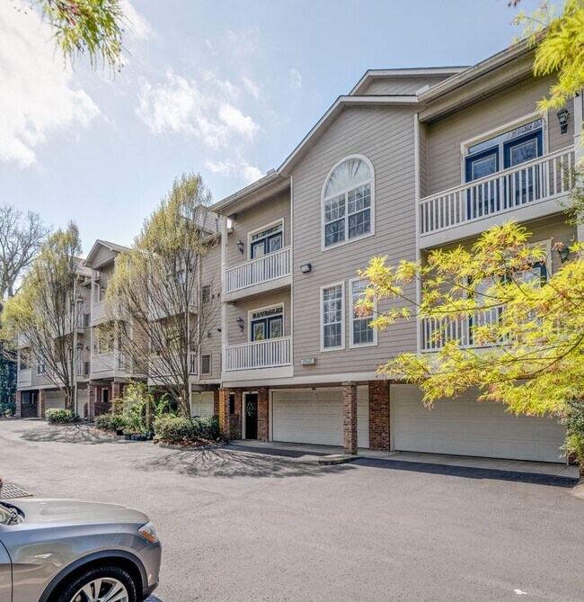 Building Photo - FULLY FURNISHED 2 BED 2 BATH TOWNHOME IN GREENHILLS $2500 PER MONTH.