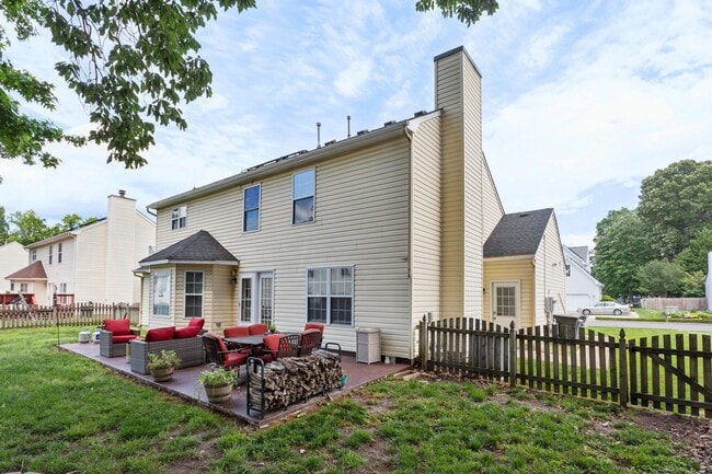 Building Photo - Spacious 4 BDRM 2.5 BA