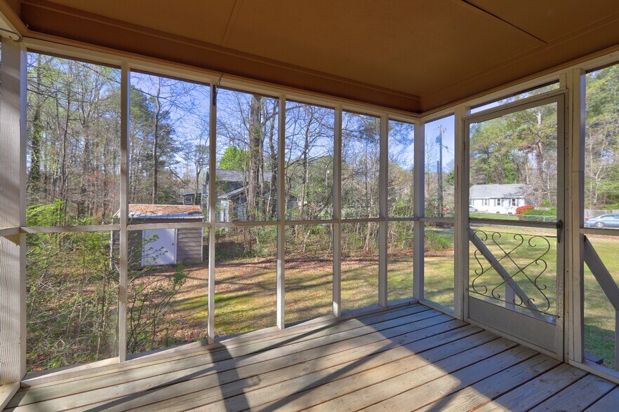 Building Photo - 503 Fayetteville Rd