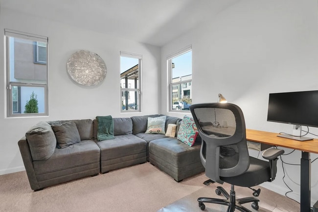 Building Photo - Beautiful Energy Efficient Hayward Townhome w/ Modern Updates