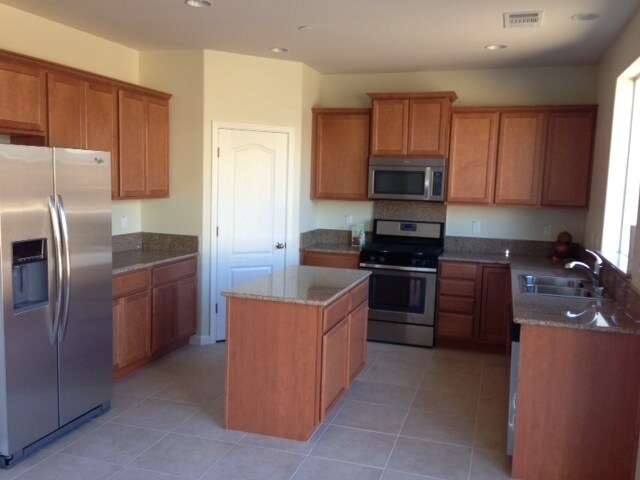 Building Photo - STUNNING 5 BEDROOM, 3 BATHROOM HOME WITH UPDATED KITCHEN AND BATHS! STAINLESS APPLIANCES AND GRAN...