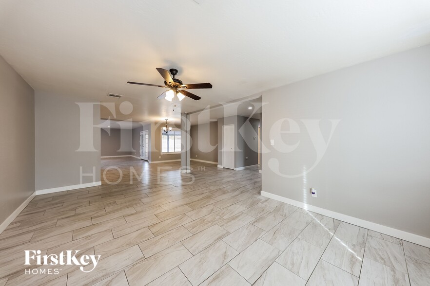 Building Photo - 4628 W Vogel Ave