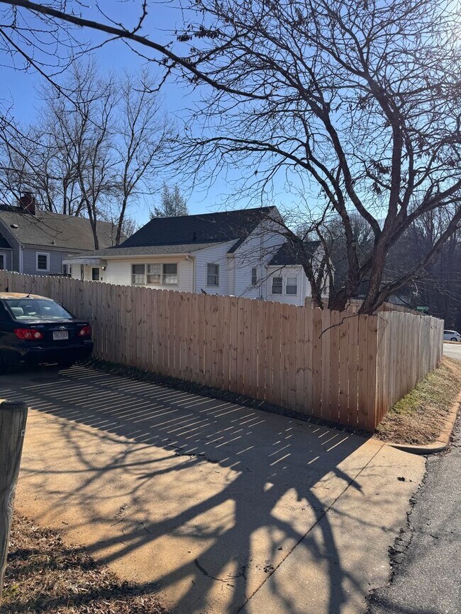 Building Photo - 2 Bedroom with Possible 3rd || 1 Bathroom - Single Family Home