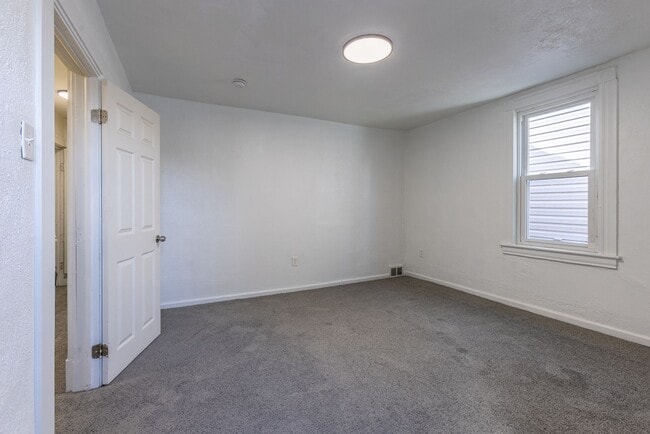 Building Photo - AVAILABLE OCTOBER 15th - Quirky 3+ Bedroom...