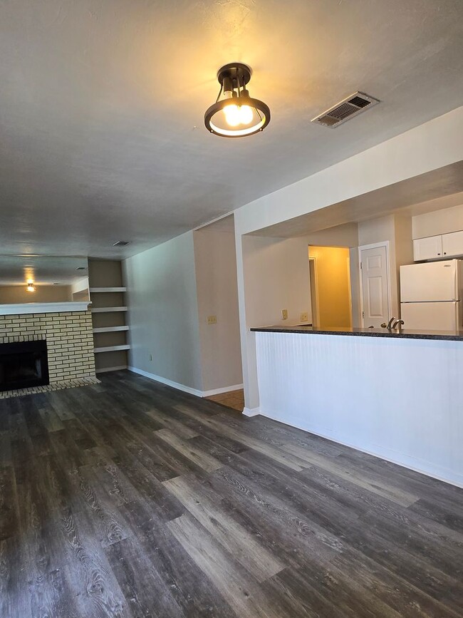 Building Photo - 2 Bedroom 2 Bath Condo