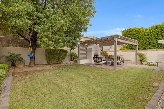 Building Photo - 4 Bedroom/2 Bathroom Remodeled home with S...