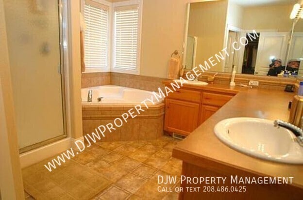 Building Photo - 2296 E White Hawk St