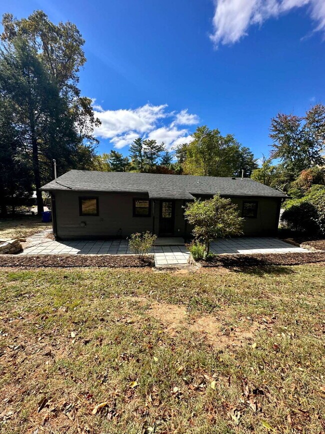 Building Photo - "Charming 2-Bed Gem with Granite Elegance ...