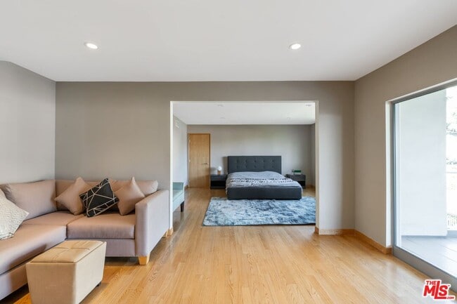 Building Photo - 8614 Hollywood Blvd