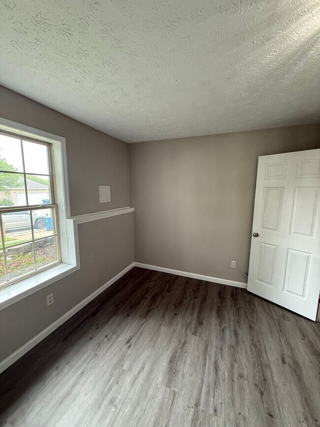 Building Photo - Updated home in Nixa