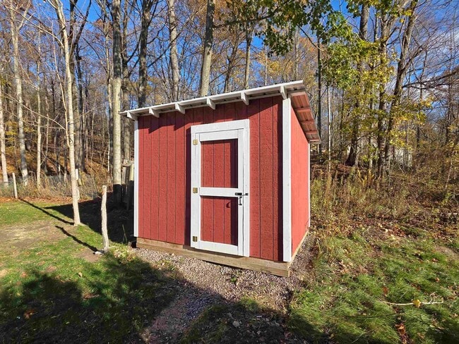 Building Photo - 4 Rock Point Rd