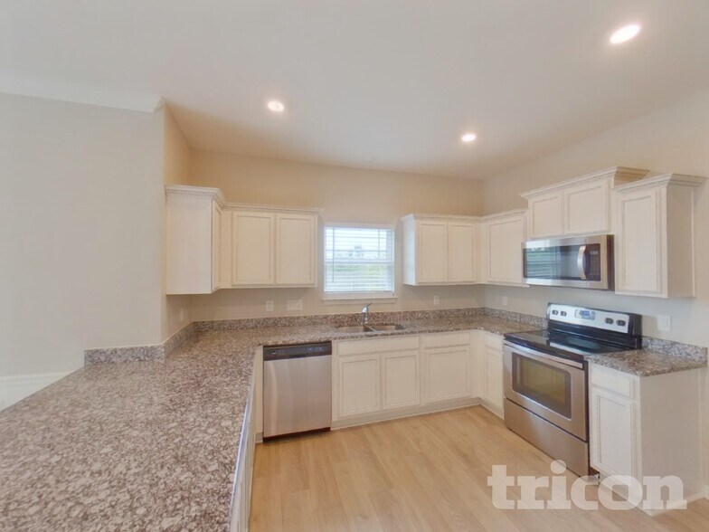 Building Photo - 2043 Shafer Dr