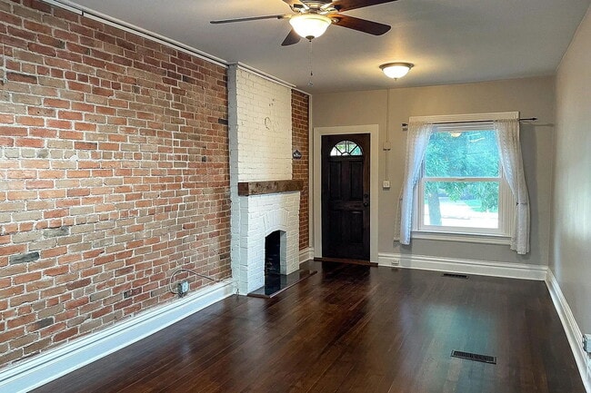 Building Photo - Chic Urban Living: Cozy 1-Bedroom Townhous...