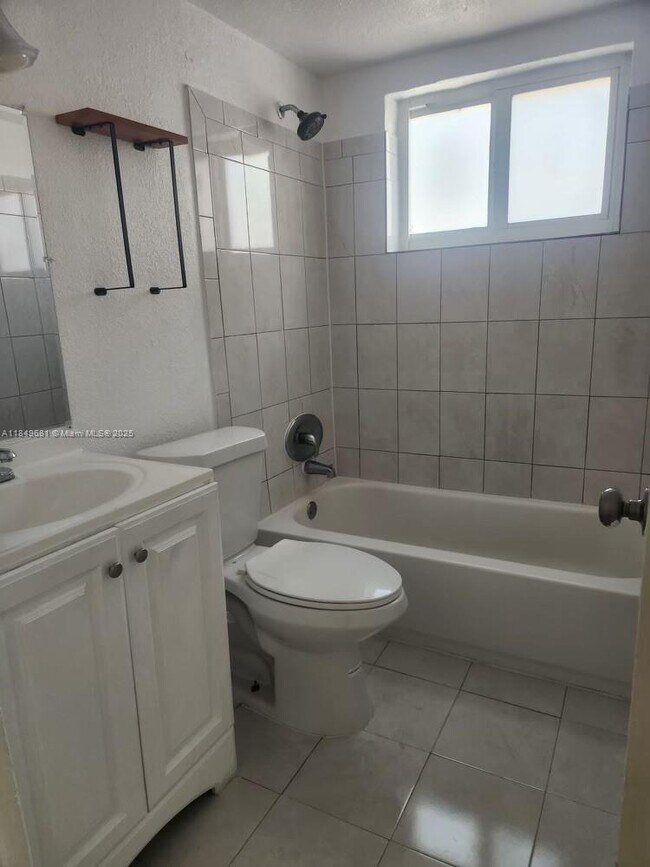 Building Photo - 10 NW 48th Pl