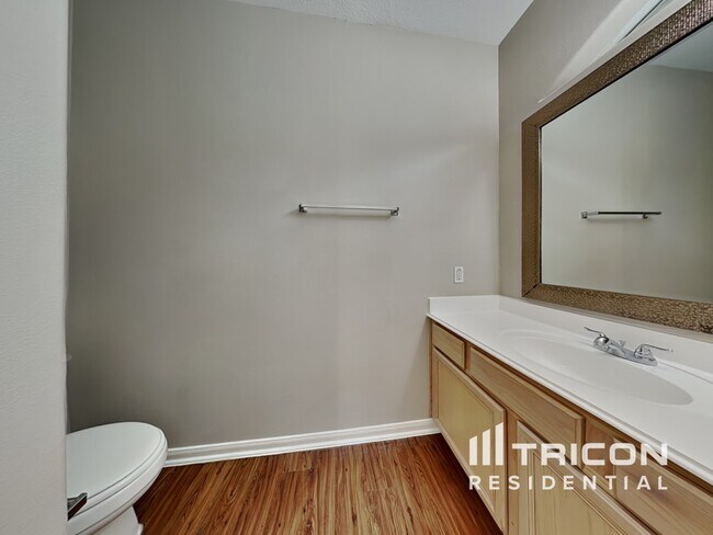 Building Photo - 810 E Clady Ct