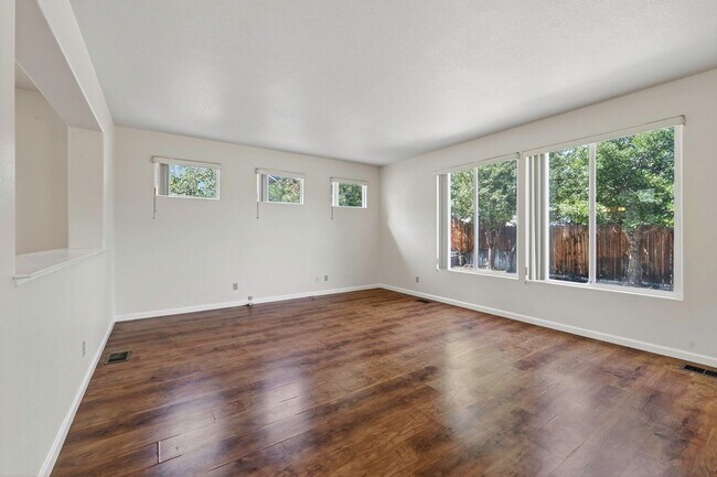 Building Photo - 5 Bedroom Home Close to UNR!